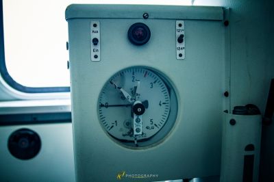 Eine Uhr auf einem Zugwagen