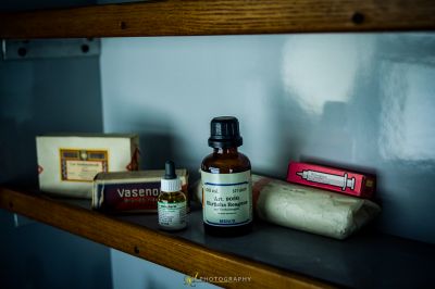 Ein Regal mit einer Flasche Medizin und einer Schachtel Medizin