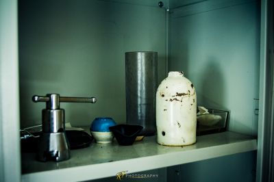 Eine weiße Flasche, die auf einem Regal neben einem Waschbecken sitzt