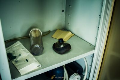 Ein weißes Regal mit einem Metallobjekt darauf