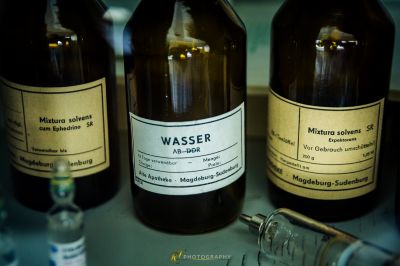 Drei Flaschen Bier sitzen auf einer Theke