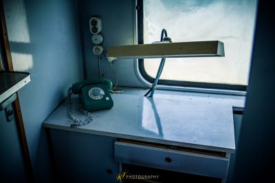 Schreibtisch mit Telefon und Fenster