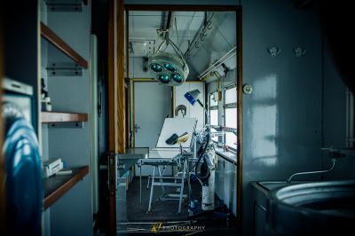 Ein Zimmer mit Spiegel und Stuhl