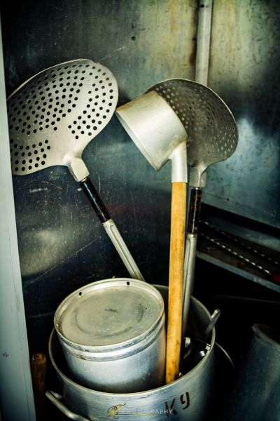 Ein Metalltopf mit einem Holzgriff und einem Metallspieß