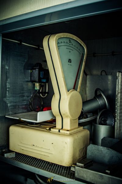 Eine Küchenwaage mit einer Uhr darüber