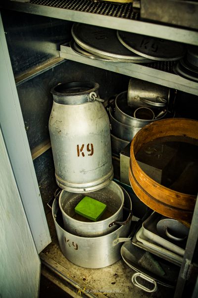 Ein Haufen Töpfe und Pfannen in einer Küche