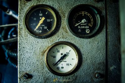 Eine Nahaufnahme eines Messgeräts und von Messgeräten auf einer Metallplatte