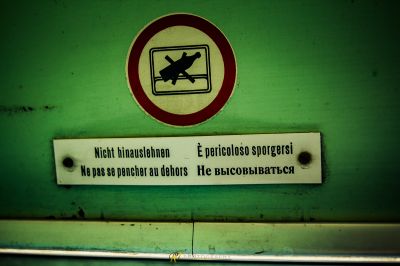 Ein Schild an einer grünen Wand, das kein Schwimmen sagt