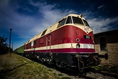 Ein rot-weißer Zug, das auf den Gleisen steht