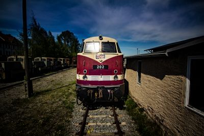 Ein Zug wird auf den Gleisen in einem Hof geparkt