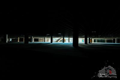 Ein Parkplatz mit einem Parkplatz von Lichtern