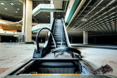 Eine große Halle mit einem Metallgriff