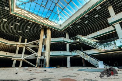 Ein großes Gebäude mit einem Oberlicht und einem Skatepark