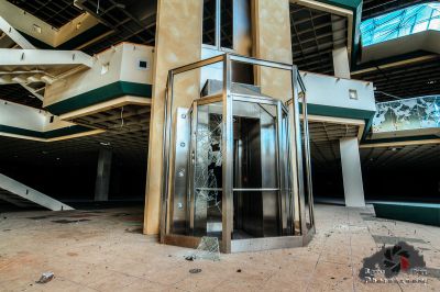 Ein kaputter Aufzug in einem Gebäude