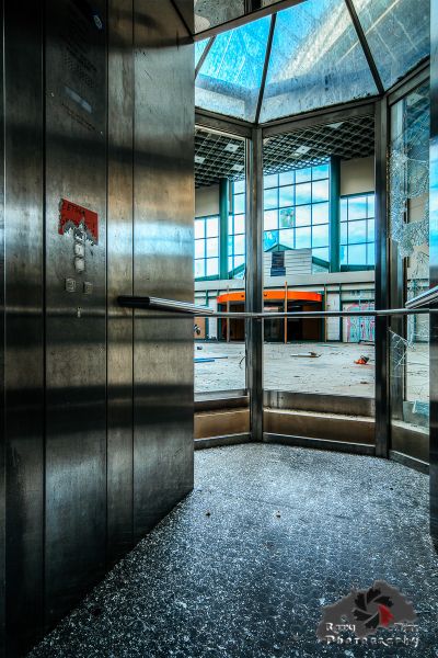 Eine große Metalltür mit einem Glasfenster