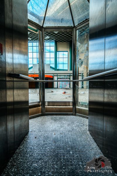 Ein sehr alt aussehender Aufzug mit vielen Trümmern