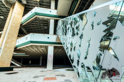 Ein großer Spiegel mit zerbrochenem Glas darauf