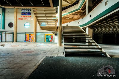 Ein großer Raum mit einer Treppe und einer Treppe