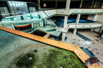 Ein großes Gebäude mit einer Reihe von Pflanzen, die innen wachsen