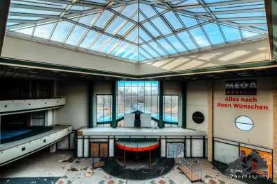 Ein Zimmer mit Oberlicht und Schreibtisch