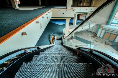 Blick auf eine Halle mit einer Treppe