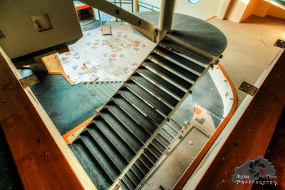 Eine Treppe mit einem Metall-Handlauf und einem Metall-Handlauf