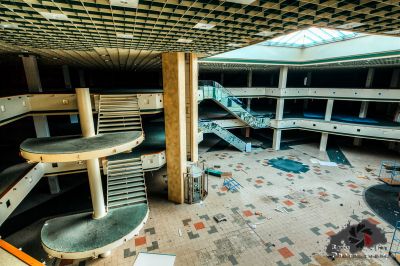 Ein Zimmer mit vielen Möbeln und einer Treppe