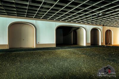 Ein Zimmer mit einer Decke und einer Wand