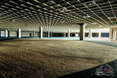 Ein großer leerer Raum mit viel Schmutz