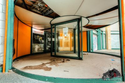 Ein großes kreisförmiges Gebäude mit einer Glastür