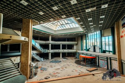 Ein großer Raum mit vielen Trümmern auf dem Boden