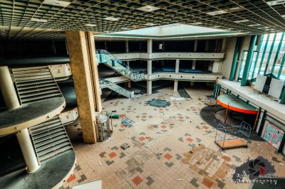 Ein Zimmer mit vielen Trümmern und einer Treppe