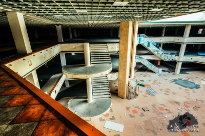 Ein Zimmer mit einem Tisch und Treppen in ihm