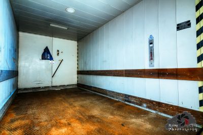 Ein Raum mit einer Tür und einem Schild an der Wand