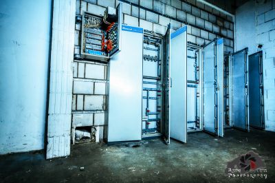 Ein Zimmer mit einem Haufen weißer Türen