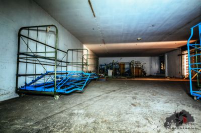 Ein Zimmer mit einem Haufen blauer und grüner Karren