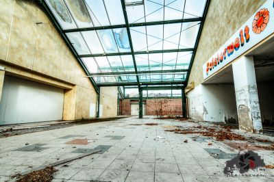 Ein Zimmer mit einem Oberlicht und einem Schild