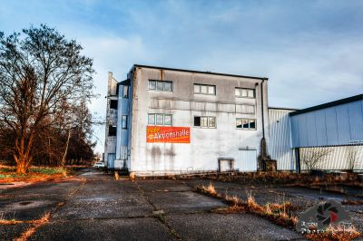 Ein Gebäude mit einem Schild, das besagt, dass das Gebäude zum Verkauf steht