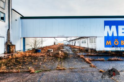 Ein blau-weißes Gebäude