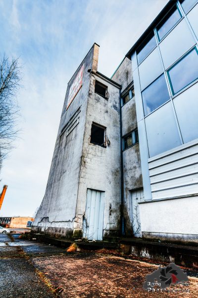 Ein Gebäude mit einem kaputten Fenster und einer kaputten Tür