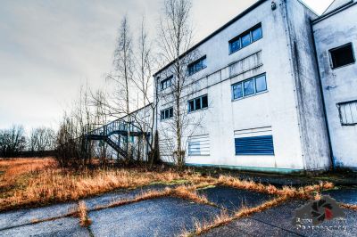 Ein Gebäude mit einer Feuer-Hydraulik davor