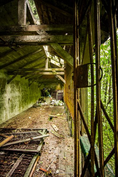 Ein herunterfahrendes Gebäude mit einem kaputten Fenster