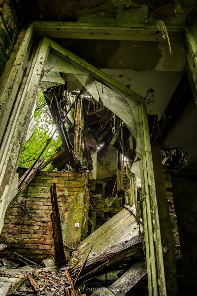 Ein Zimmer mit einer zerbrochenen Decke und einem zerbrochenen Fenster