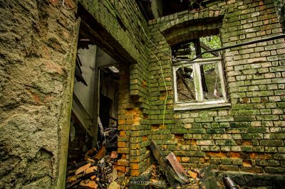 Ein zerbrochenes Fenster in einem zerstörten Gebäude