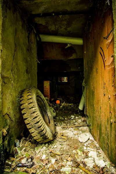 Ein schmutziges Zimmer mit einem Reifen darin