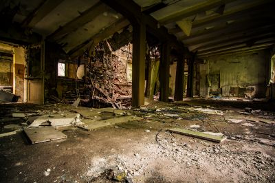 Ein Raum mit vielen Trümmern und Trümmern