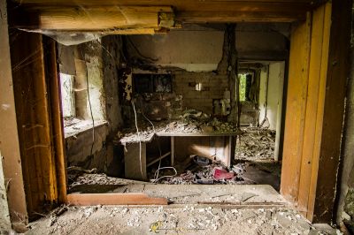 Ein Zimmer mit einer zerbrochenen Decke und einem zerbrochenen Fenster