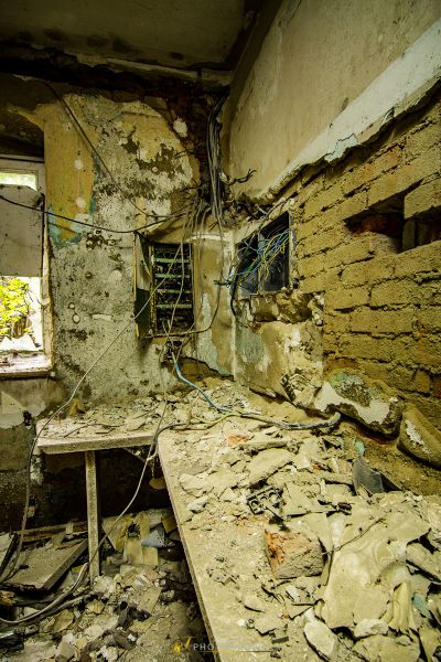 Ein Zimmer mit einer zerbrochenen Decke und einem zerbrochenen Fenster