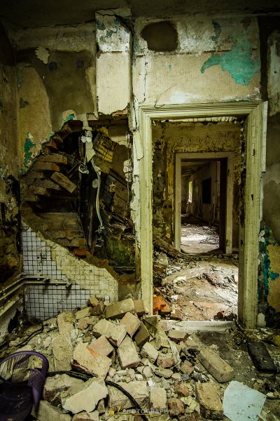 Ein Raum mit einem Haufen Schutt und Schutt