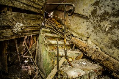 Ein Raum mit einem Haufen Schrott und Trümmern